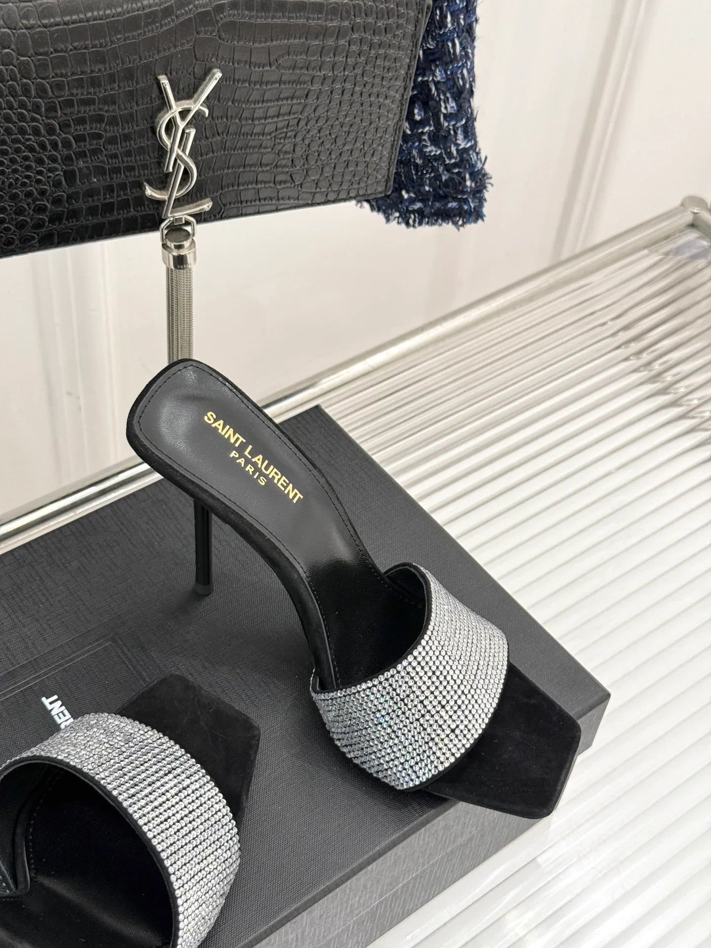 👟👟Ex-factory price 580👟👟Saint Lauren*YSL Saint Laurent classic spring and summer one-line rhinestone high-heeled slippers, rhinestone pearl heel high-heeled sandals, dazzling rhinestones, elegant age reduction, full of fairy princess atmosphere! The upper is made of original customized material, the inner pads are all grained sheepskin, and the outsole is imported genuine leather from Italy! Heel height: 10.5cm Size: 35-39 (34/40/41 customized)